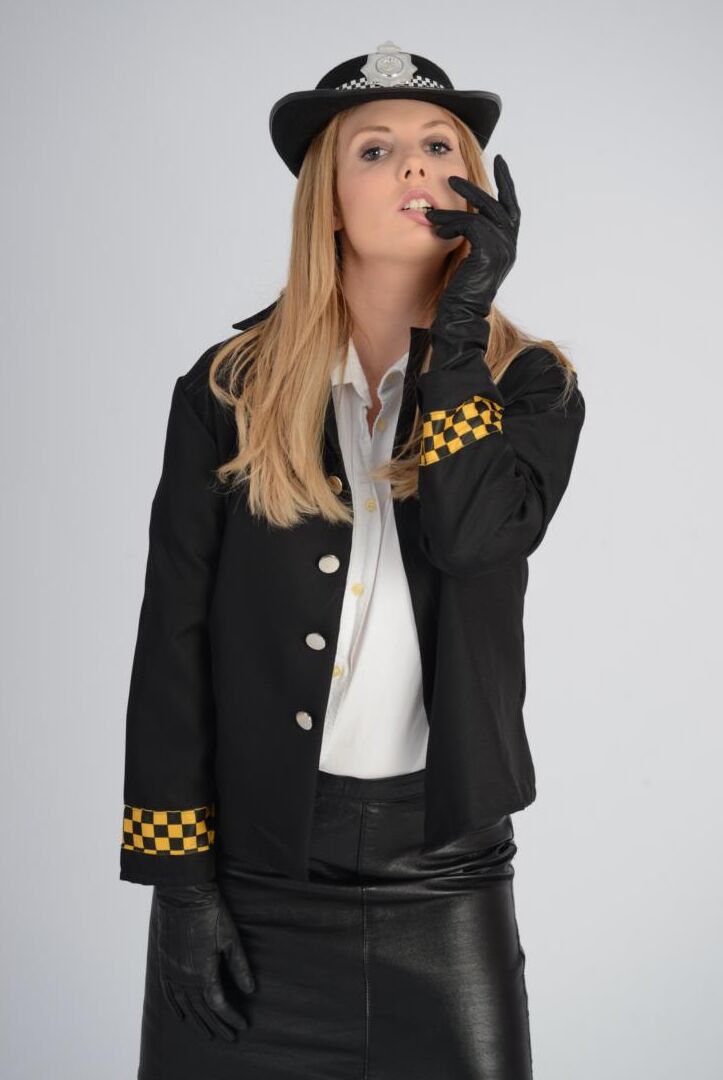 15P La hermosa Louise está vestida como una mujer policía sexy con un bonito traje de cuero.