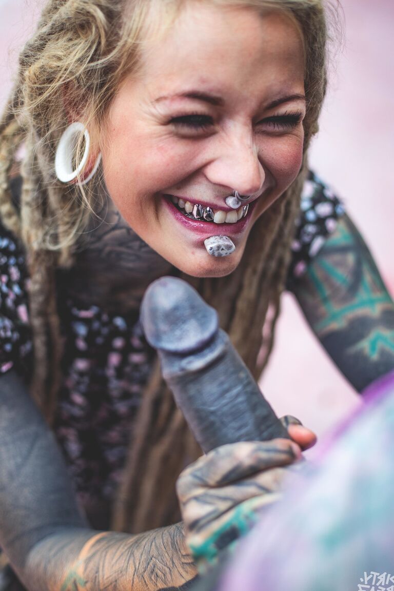 16P La chica muy tatuada Lily Lu chupa el pene tatuado de su novio