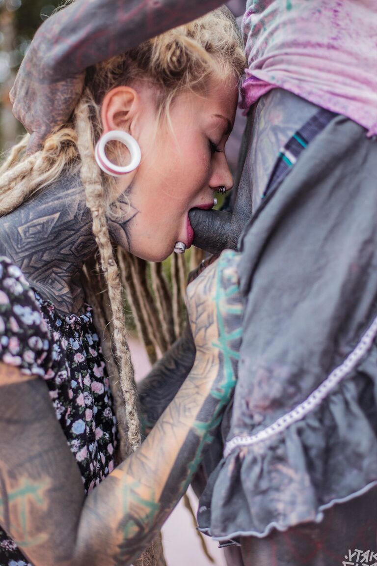 16P La chica muy tatuada Lily Lu chupa el pene tatuado de su novio