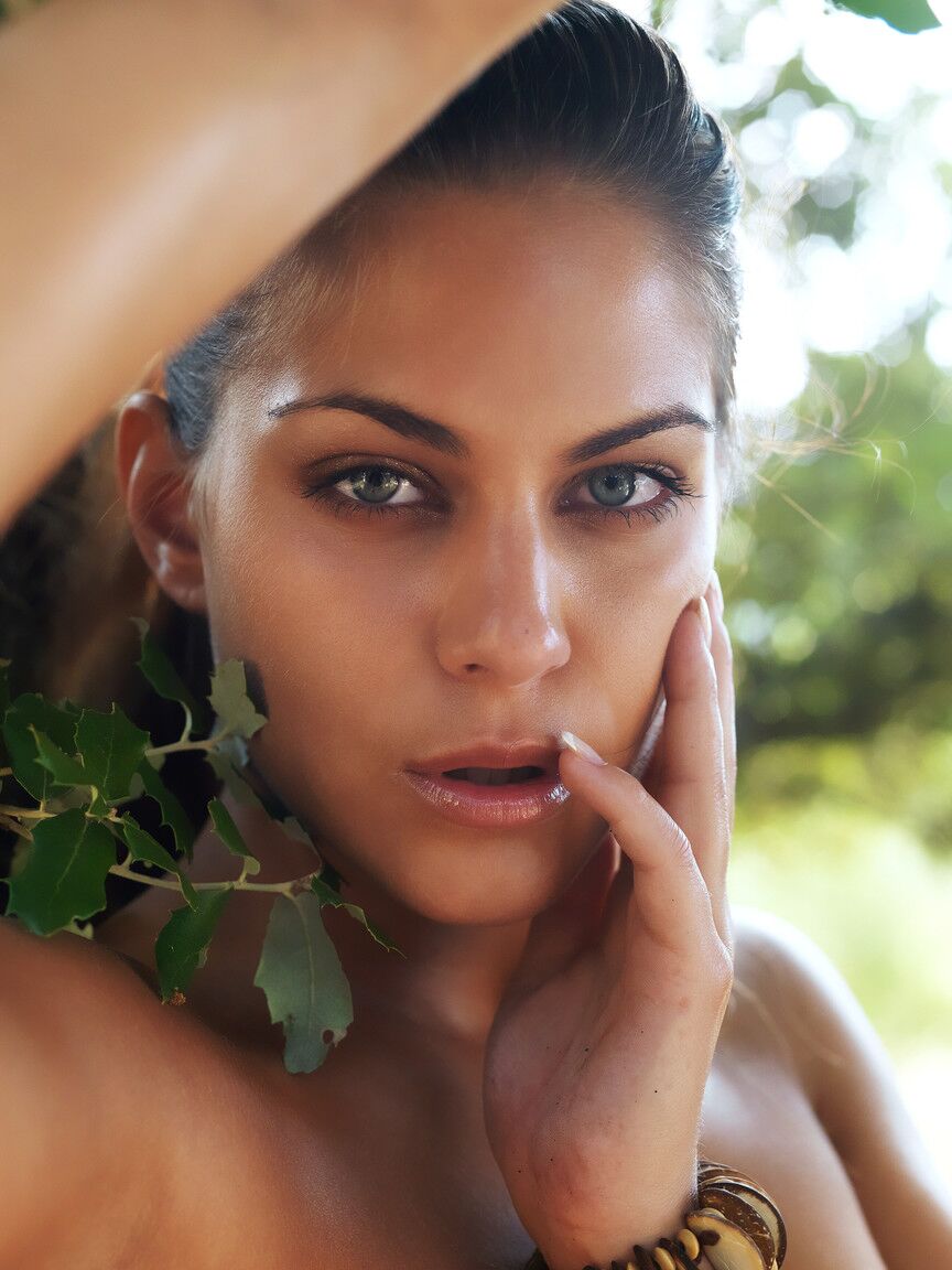 21P Francesca B, superbe bronzée, étale sa chatte dans les escaliers en extérieur
