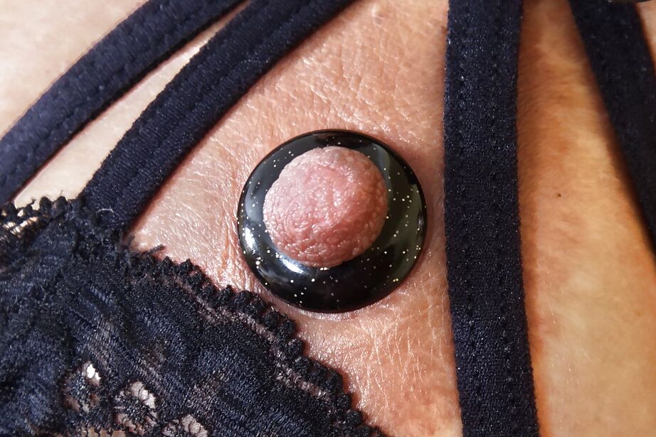 16P La muñeca británica envejecida Lady Sarah exponiendo su vagina perforada para primeros planos