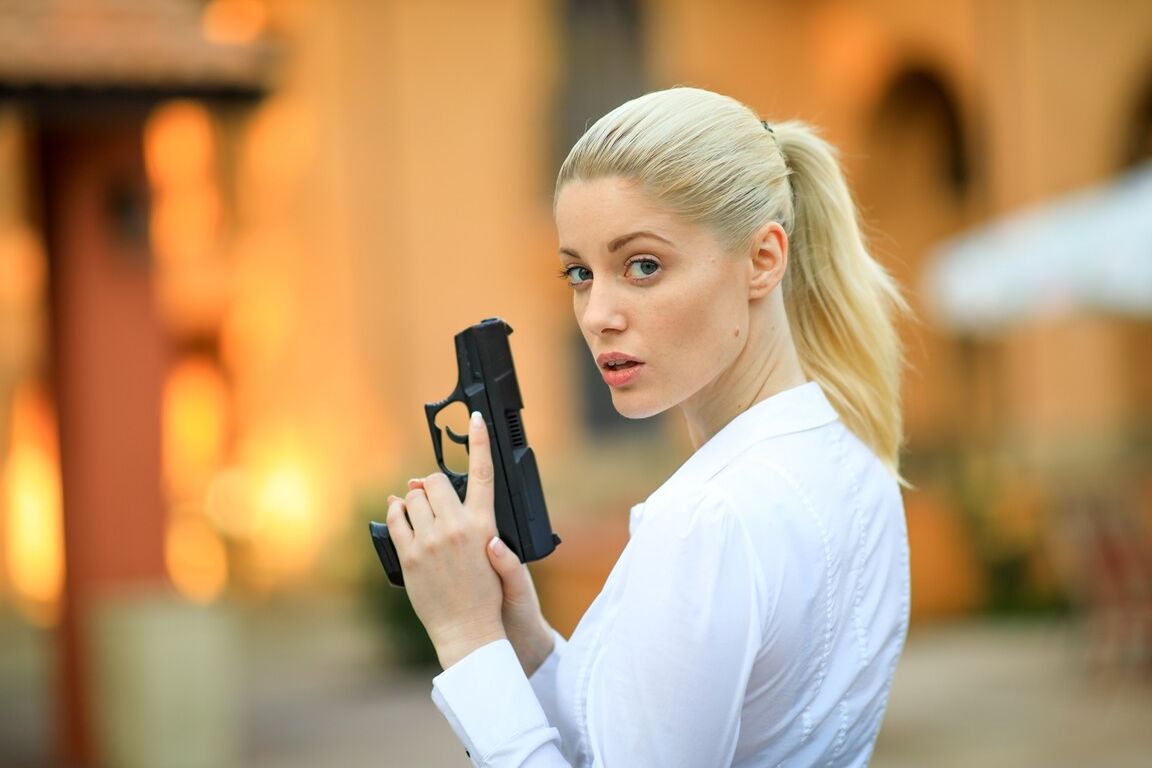 15P Blonde Polizistin zieht sich auf dem Gehweg der Eigentumswohnung bis auf ihre schwarzen Stiefel aus