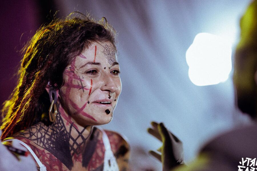 10P Chica tatuada luce la cara ensangrentada antes de mostrar el coño y las tetas