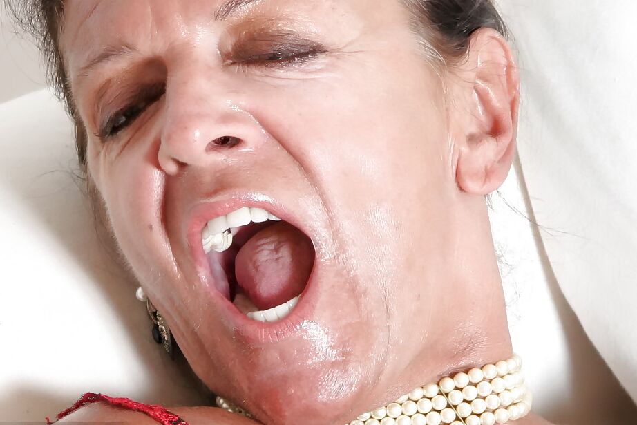 Die 16P erfahrene britische Dame Lady Sarah zeigt ihre langen und geschwollenen Brustwarzen