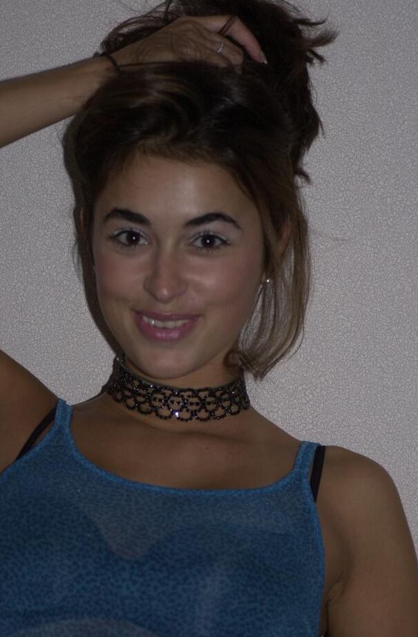 21P Adolescente amador exibindo seus peitos bronzeados médios