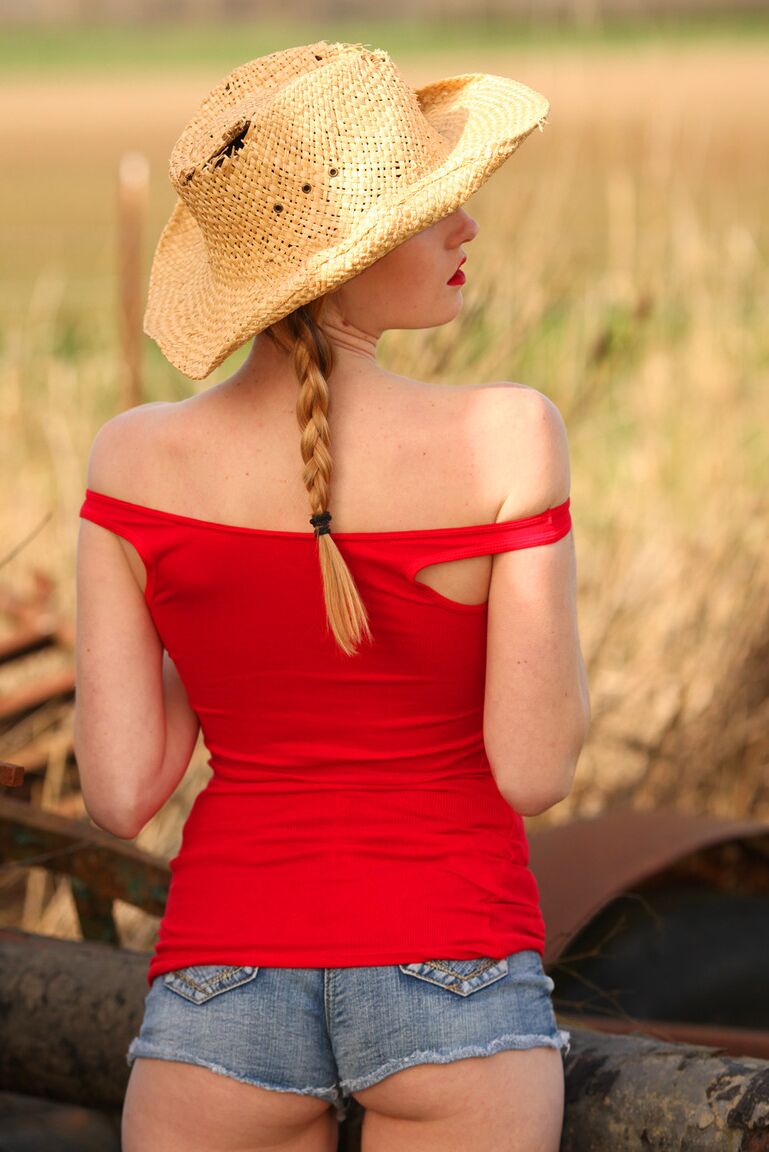16P Amateur girl Ashley Lane frees her tight ass from cutoff shorts by a combine