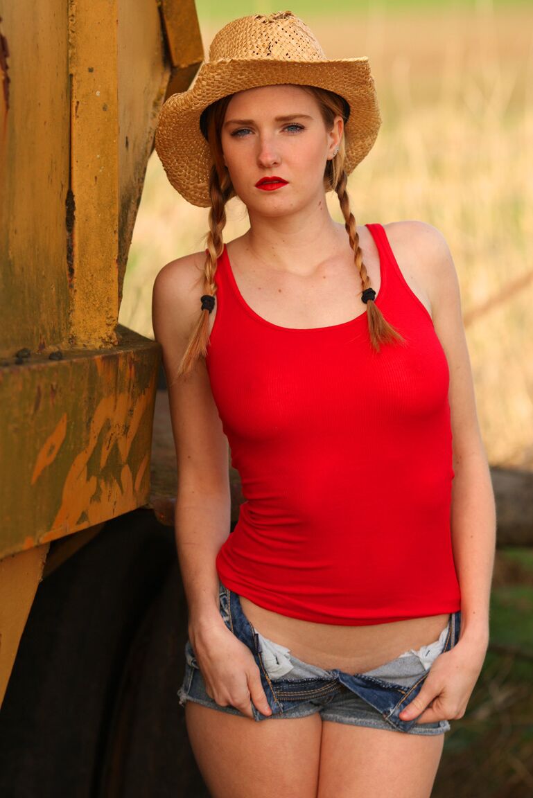 16P Amateur girl Ashley Lane frees her tight ass from cutoff shorts by a combine