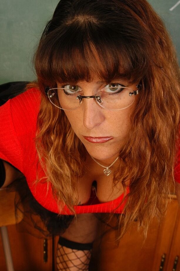 16P A professora safada Katanya masturba sua buceta furada e tatuada
