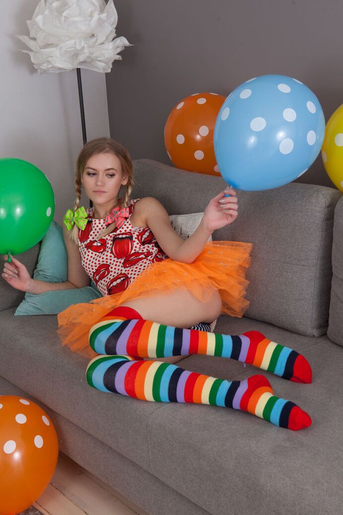 20P Die dünne Teenagerin Lili zieht ihre Kleidung und langen Socken aus, um nackt inmitten von Luftballons zu posieren