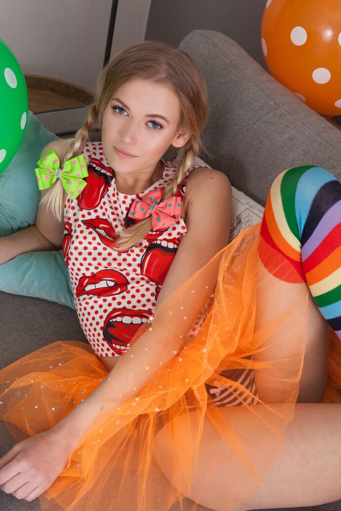 20P Die dünne Teenagerin Lili zieht ihre Kleidung und langen Socken aus, um nackt inmitten von Luftballons zu posieren
