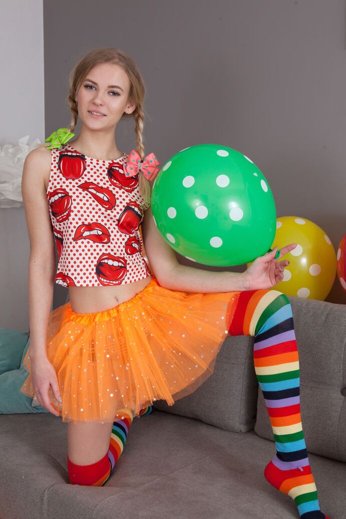20P Die dünne Teenagerin Lili zieht ihre Kleidung und langen Socken aus, um nackt inmitten von Luftballons zu posieren