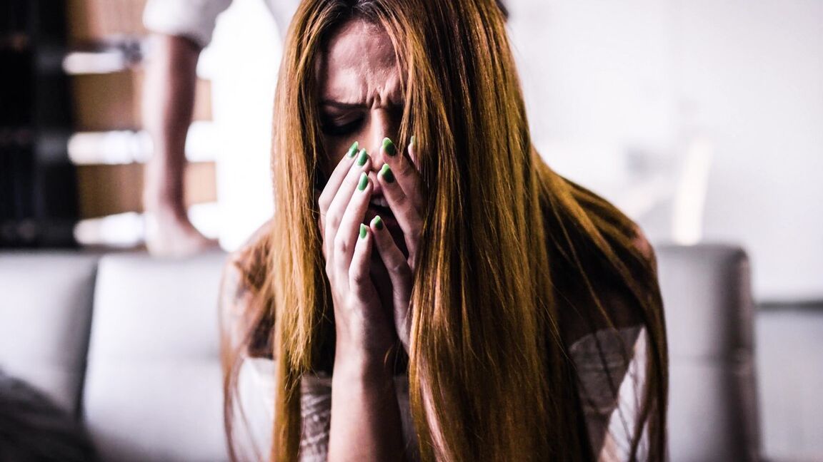 15P A ruiva tatuada Scarlett Mae faz sexo com o padrasto pelo silêncio dele