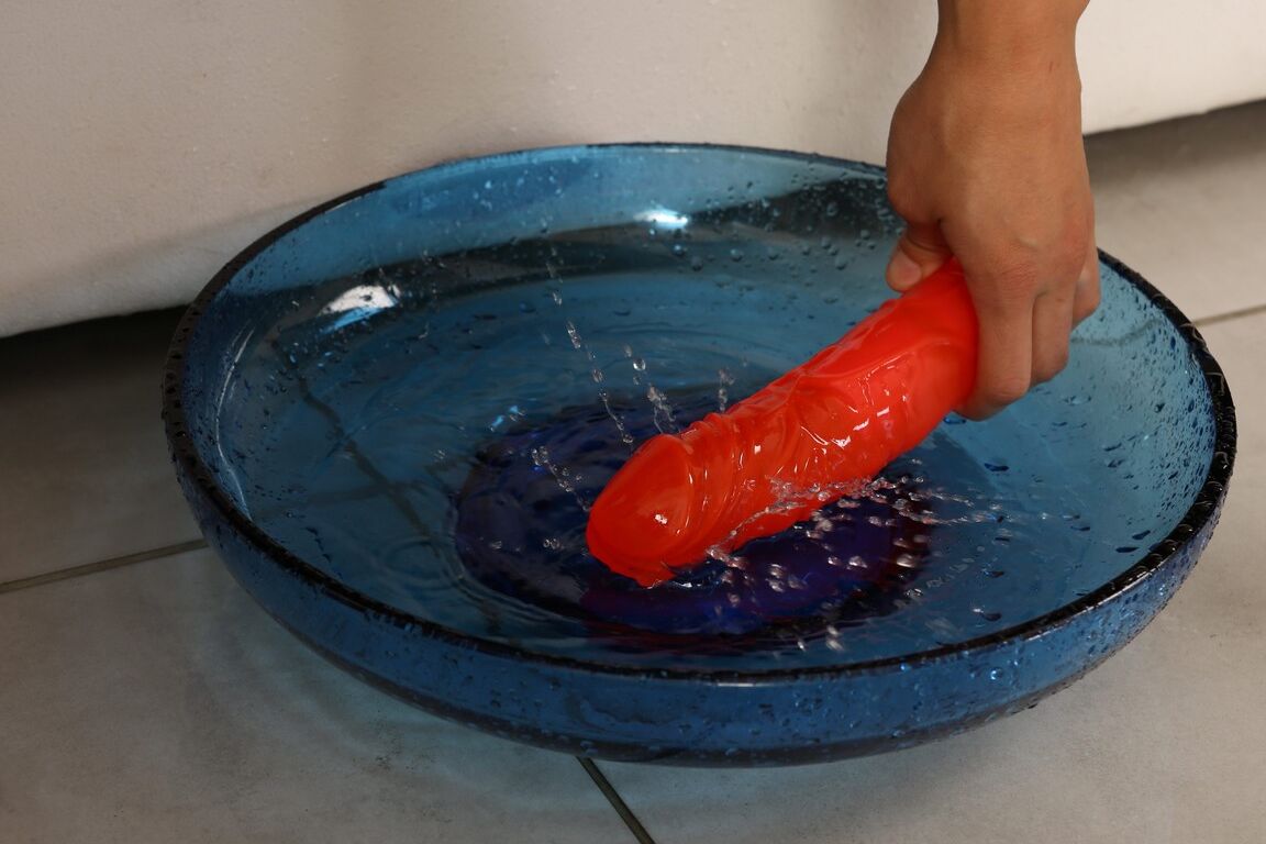 16P A garota morena Andis esguicha enquanto enfia um brinquedo sexual em seu cu sujo
