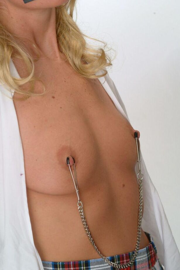 16P Une fille blonde est ligotée et privée de sens par son petit ami