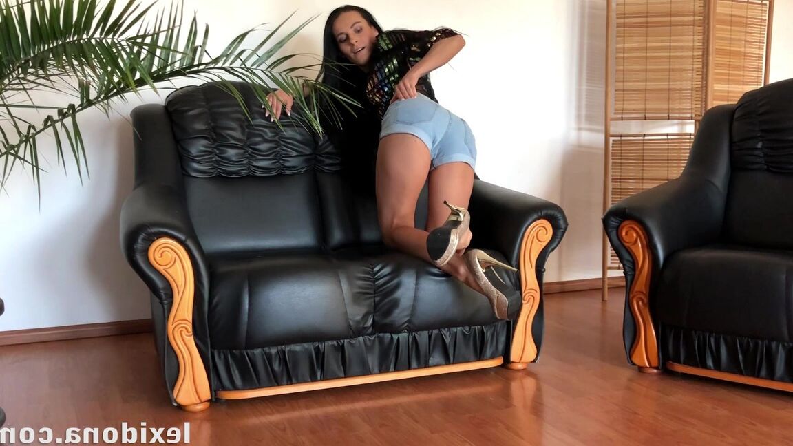 15P Lexi Dona tira a roupa e se masturba no sofá