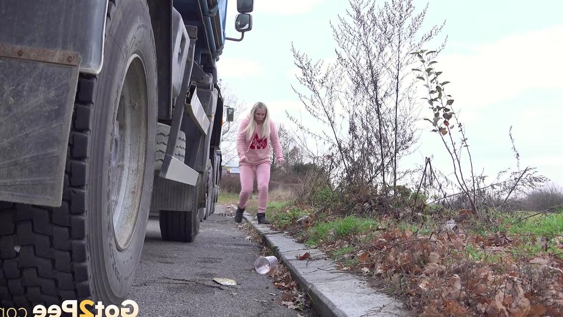 15P Linda rubia orina junto a un camión estacionado