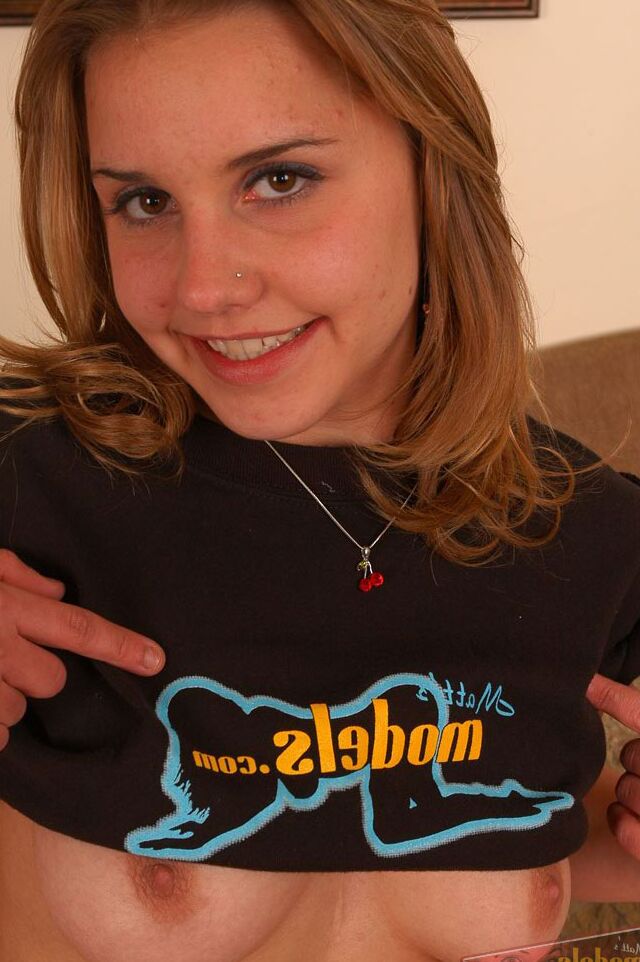 16P La mignonne amatrice Mandy T soulève son t-shirt sur ses seins avant de lui envoyer un baiser.