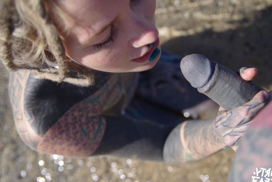 16P Chica tatuada se pajea y chupa un pene tatuado cerca del océano