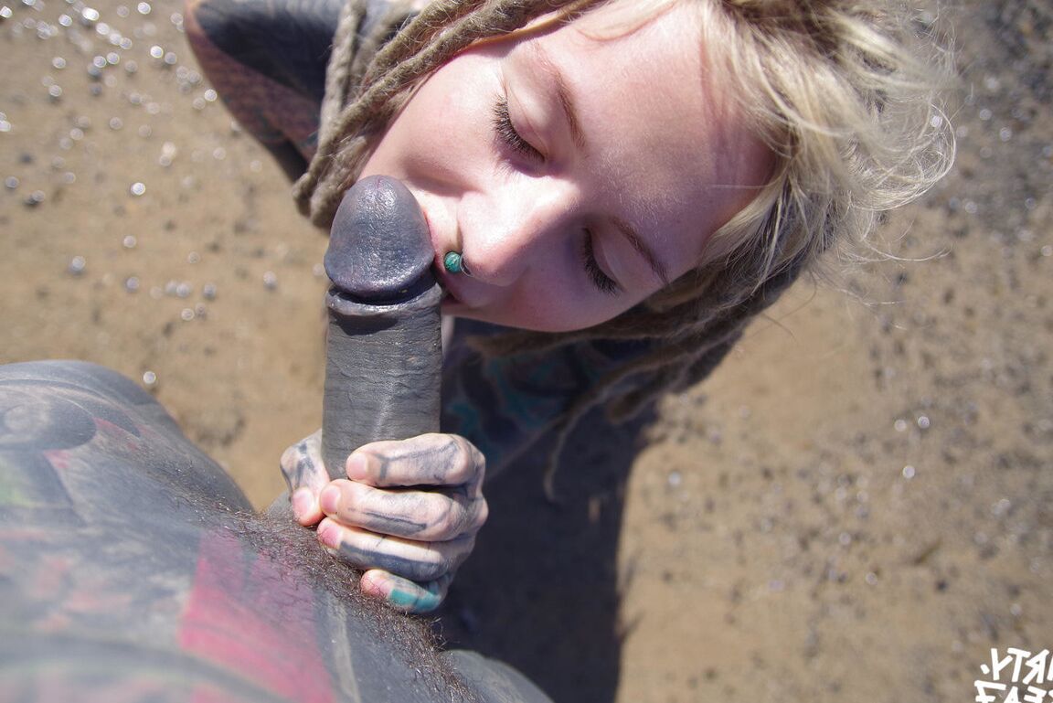 16P Chica tatuada se pajea y chupa un pene tatuado cerca del océano