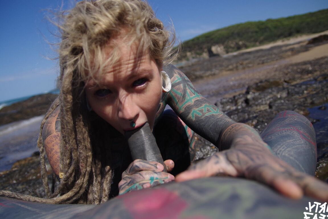 16P Chica tatuada se pajea y chupa un pene tatuado cerca del océano