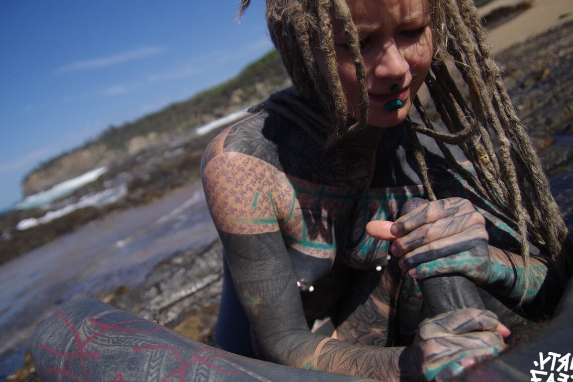 16P Chica tatuada se pajea y chupa un pene tatuado cerca del océano
