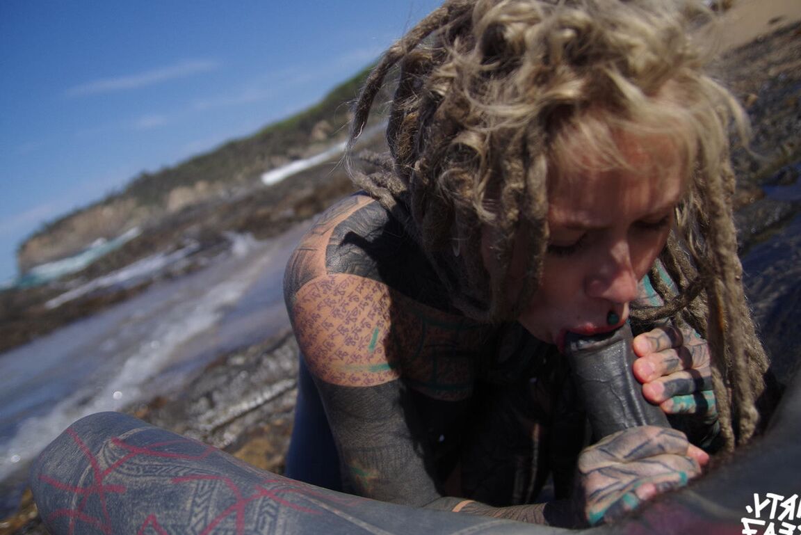 16P Chica tatuada se pajea y chupa un pene tatuado cerca del océano