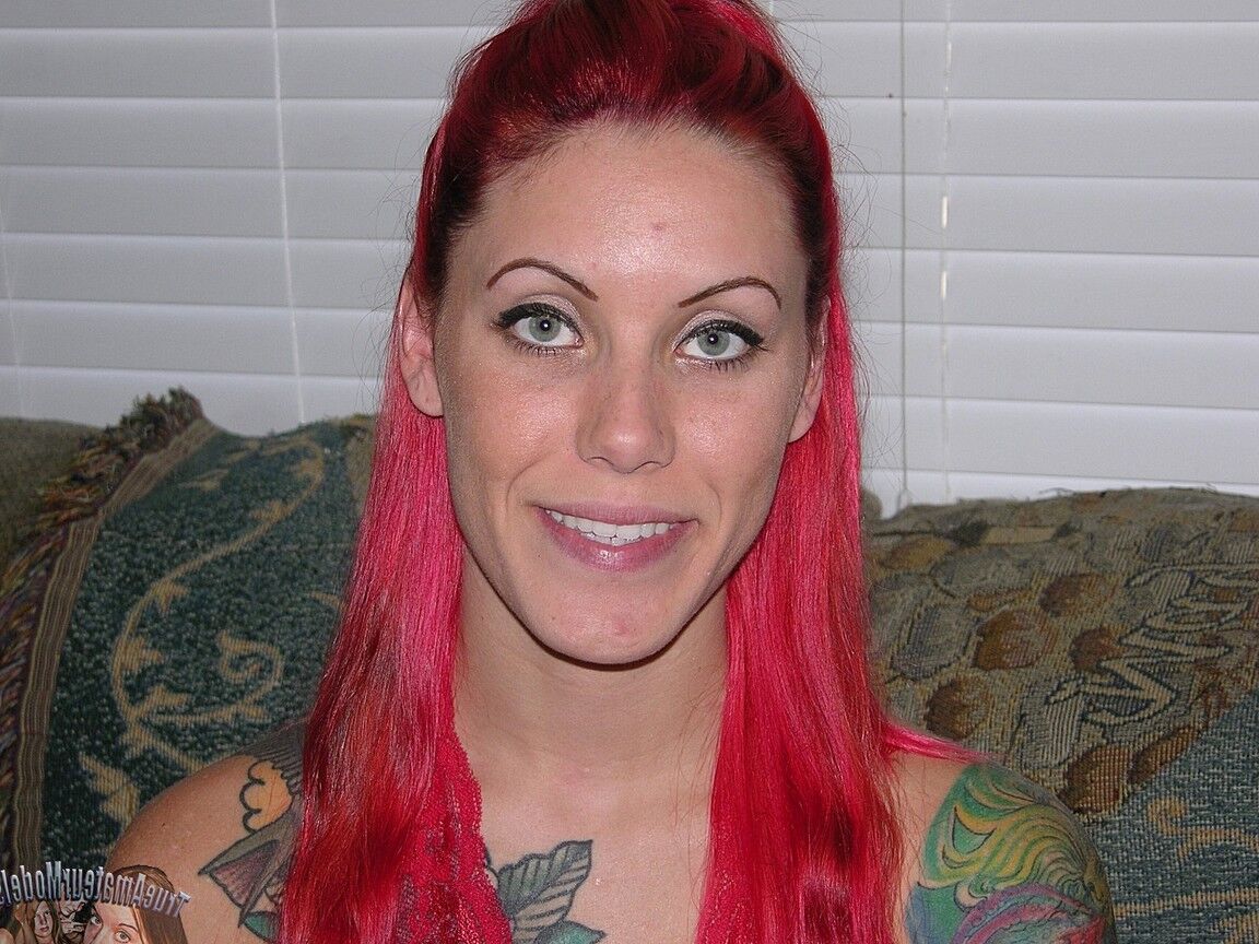 16P A ruiva tatuada Jae coloca o foco em sua buceta com piercing durante sua estreia nua