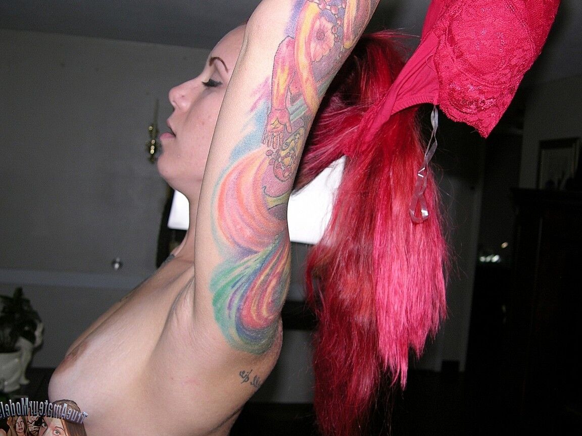 16P A ruiva tatuada Jae coloca o foco em sua buceta com piercing durante sua estreia nua