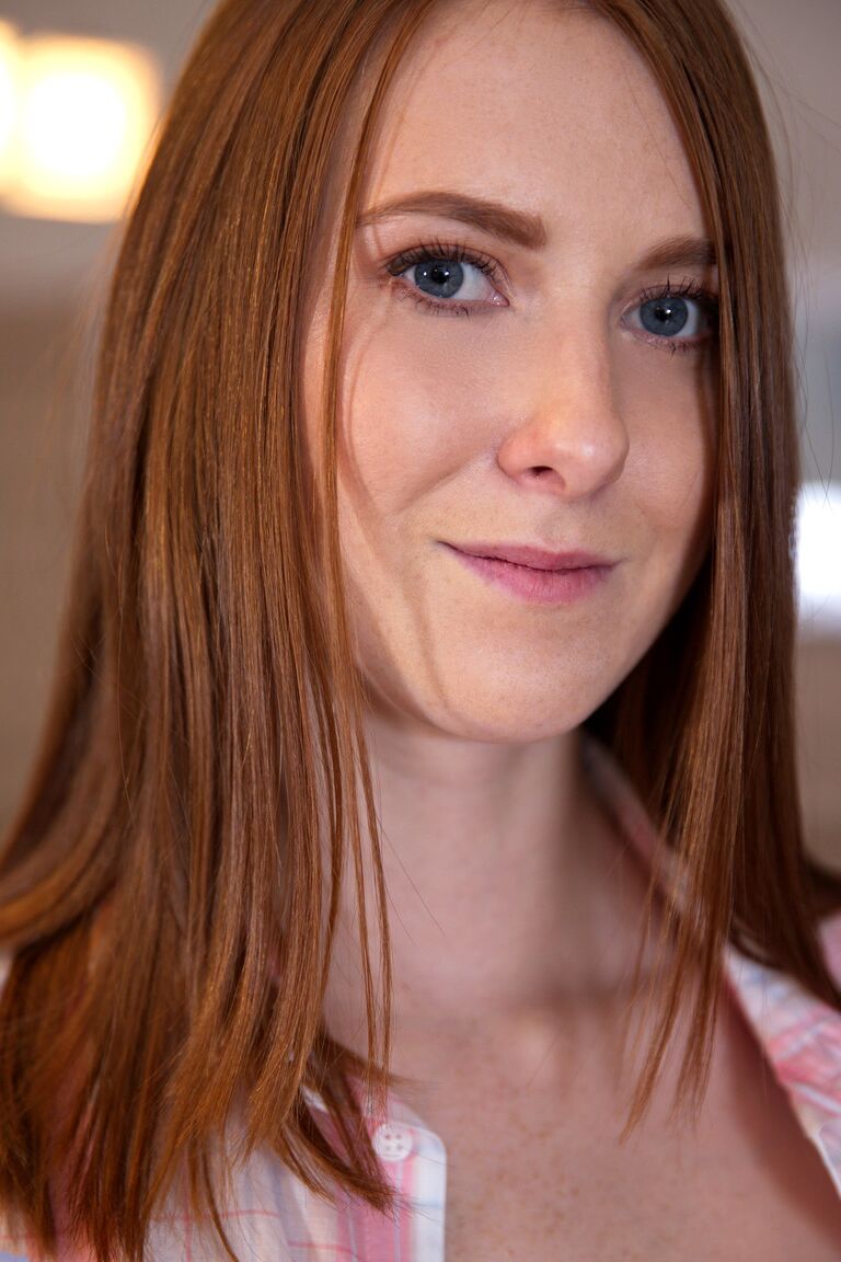 21P A linda adolescente de olhos azuis Linda Sweet se despe para revelar o corpo perfeito