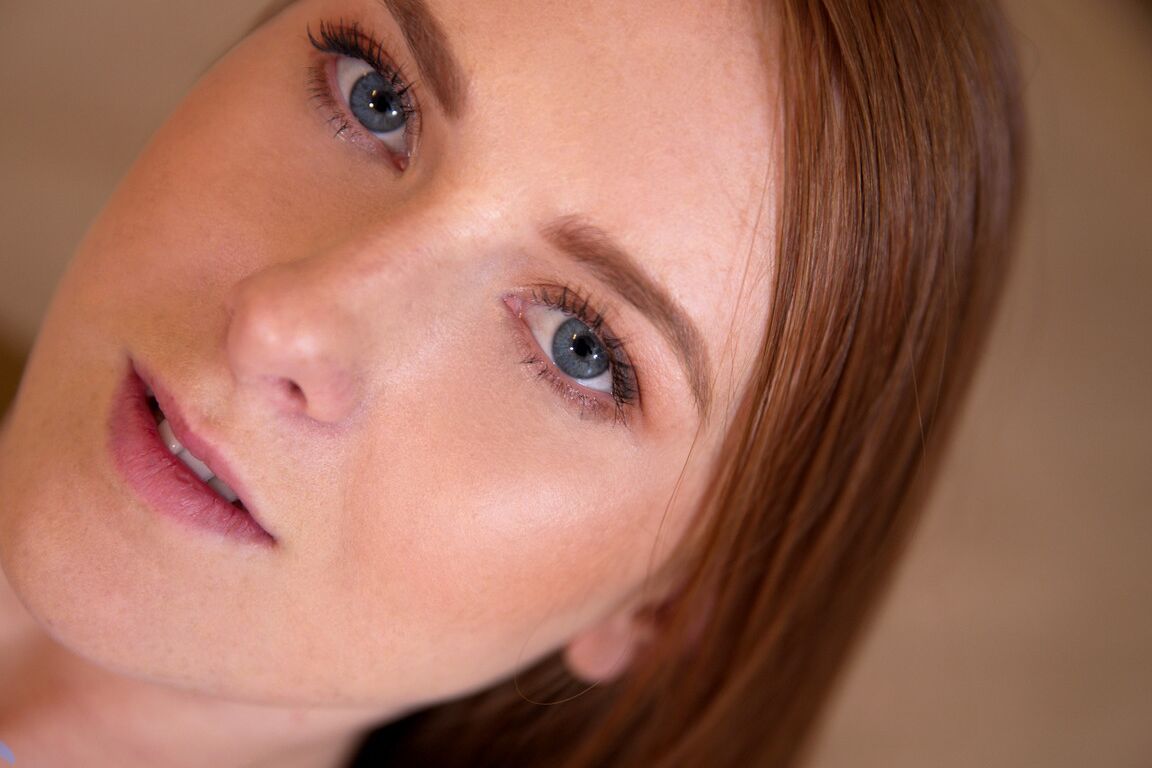 21P A linda adolescente de olhos azuis Linda Sweet se despe para revelar o corpo perfeito