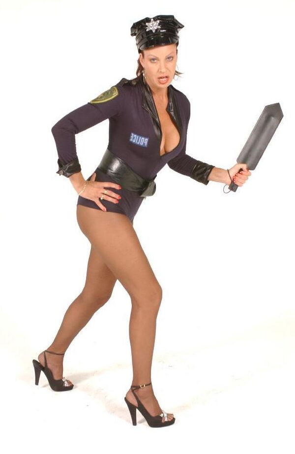 18P Fierce dominatrix se pone su uniforme de policía cachonda y descubre sus grandes pechos para