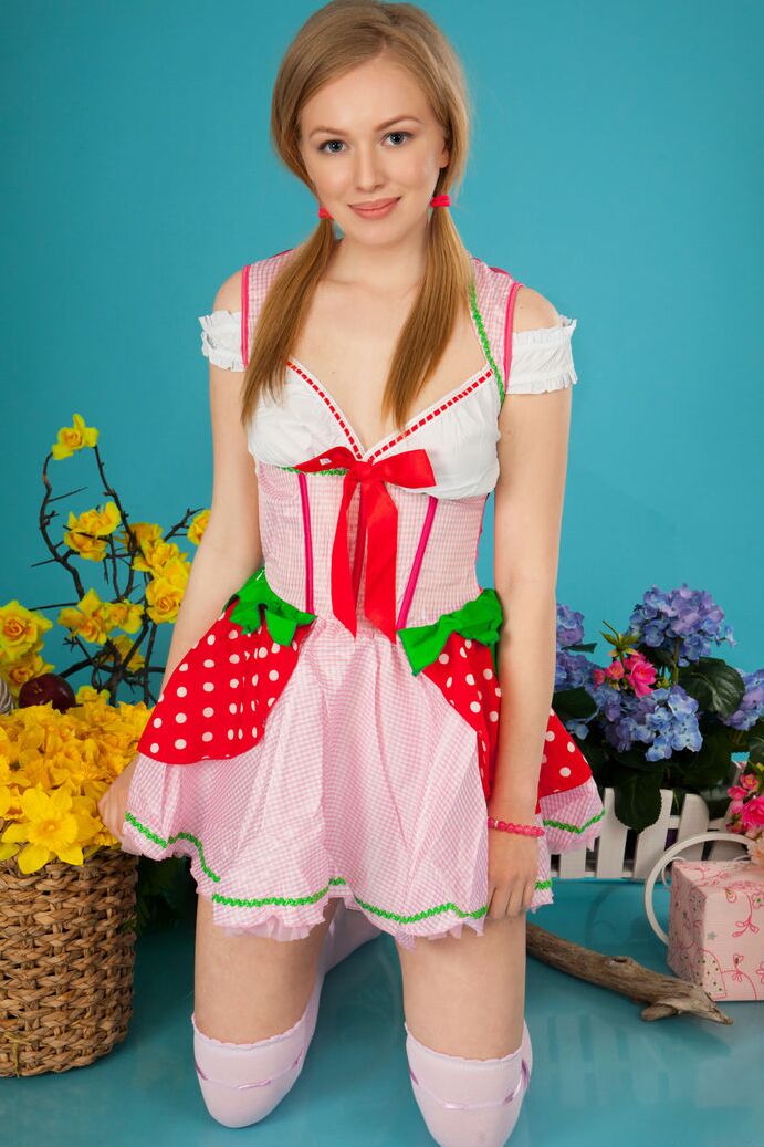 20P Die bezaubernde Teenagerin Lea präsentiert ihre kahle Muschi in OTK-Socken und Zöpfen