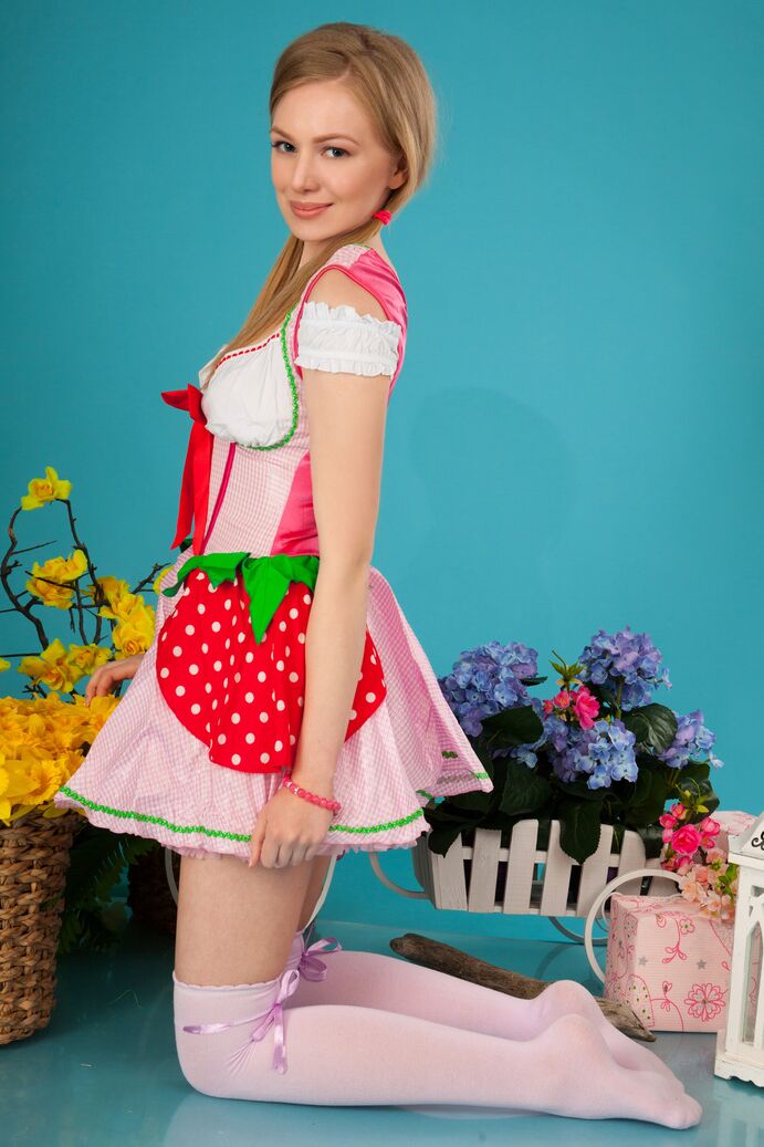 20P Die bezaubernde Teenagerin Lea präsentiert ihre kahle Muschi in OTK-Socken und Zöpfen