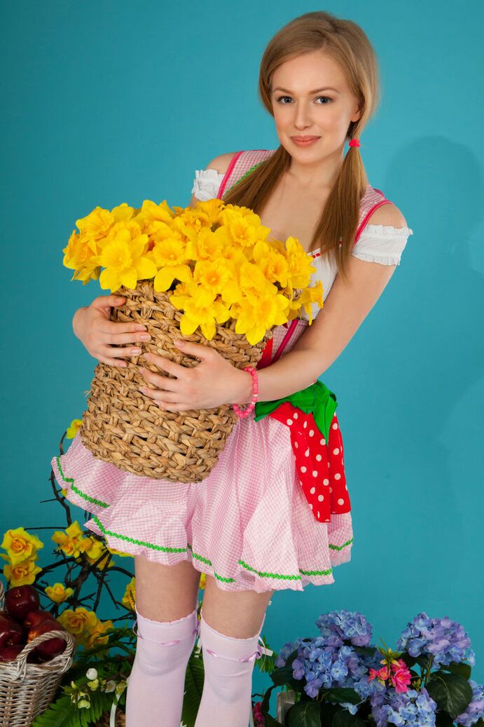 20P Die bezaubernde Teenagerin Lea präsentiert ihre kahle Muschi in OTK-Socken und Zöpfen