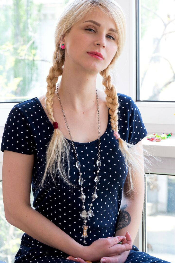16P La dulce rubia Violetta V desnuda sus turgentes tetas antes de mostrar su chocho rosado