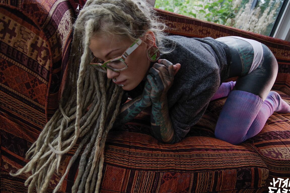 10P Garota fortemente tatuada chupa um pau negro de óculos