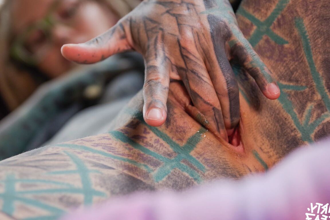 10P Garota fortemente tatuada chupa um pau negro de óculos