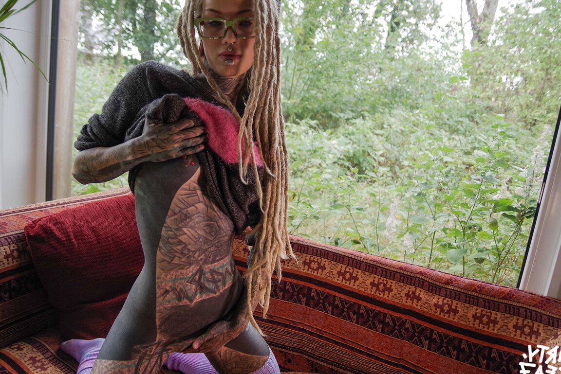 10P Garota fortemente tatuada chupa um pau negro de óculos