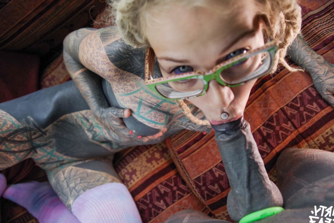 10P Garota fortemente tatuada chupa um pau negro de óculos