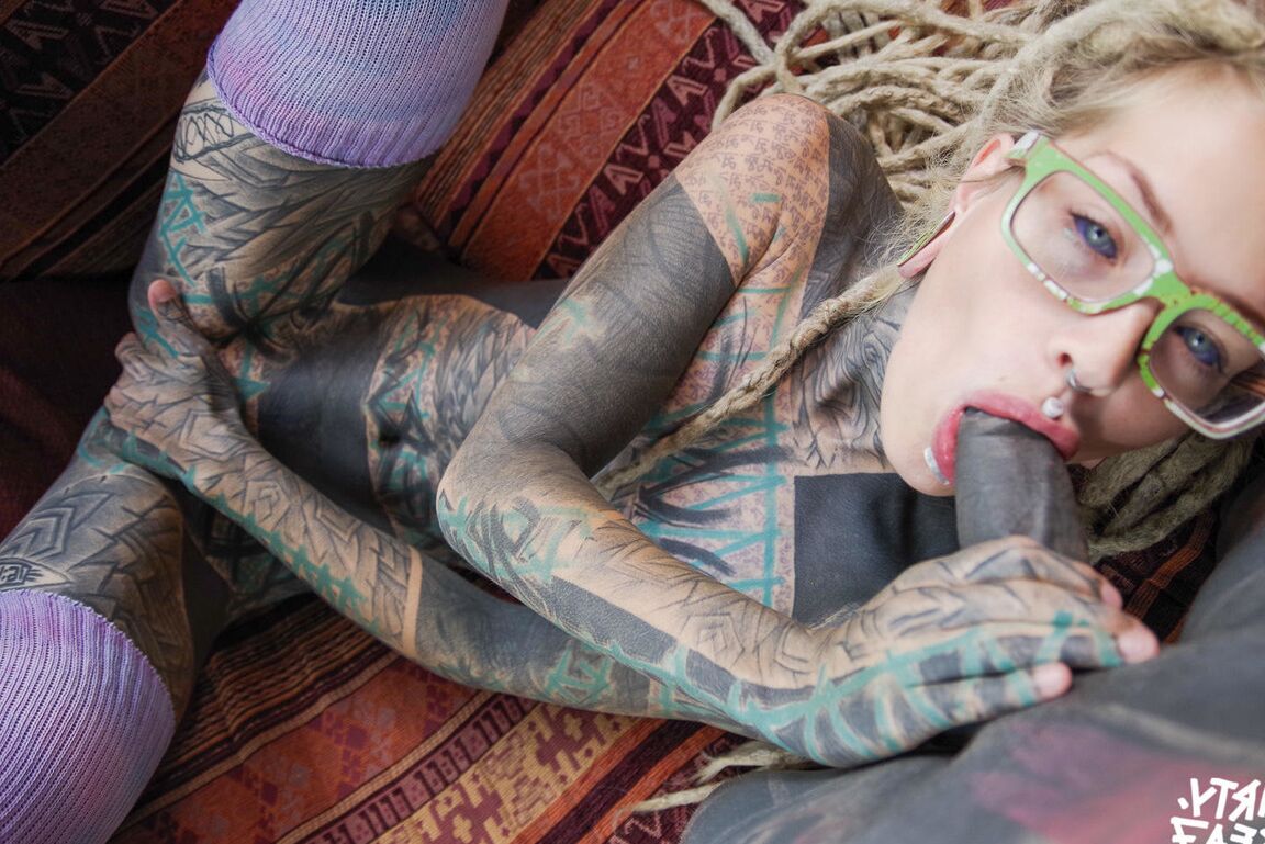 10P Garota fortemente tatuada chupa um pau negro de óculos