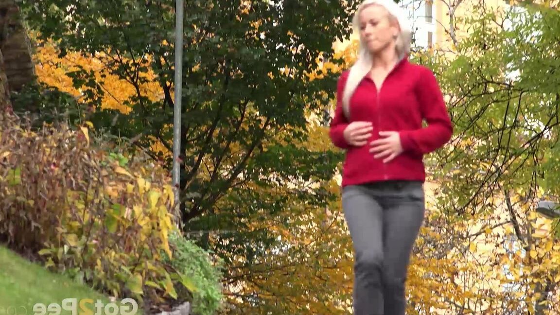 15P ブロンドの女の子 Lickylex が公園の小道で緊急の小便をするためにズボンを下ろします