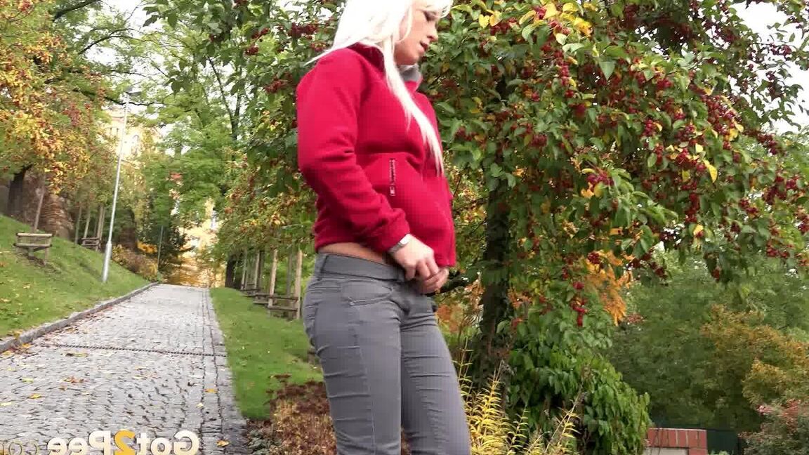 15P ブロンドの女の子 Lickylex が公園の小道で緊急の小便をするためにズボンを下ろします