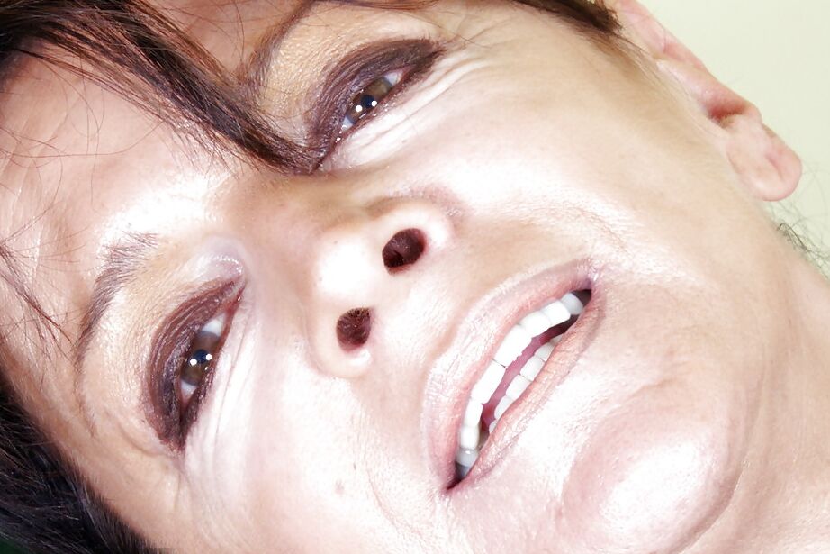 16P Madura européia trabalhadora do sexo Lady Sarah mostrando lábios labiais perfurados