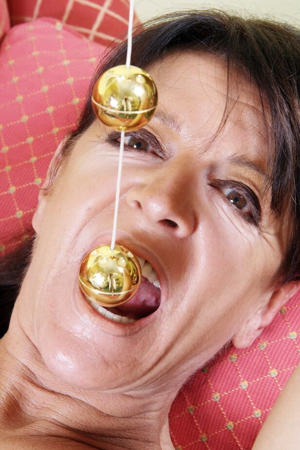 16P Madura européia trabalhadora do sexo Lady Sarah mostrando lábios labiais perfurados
