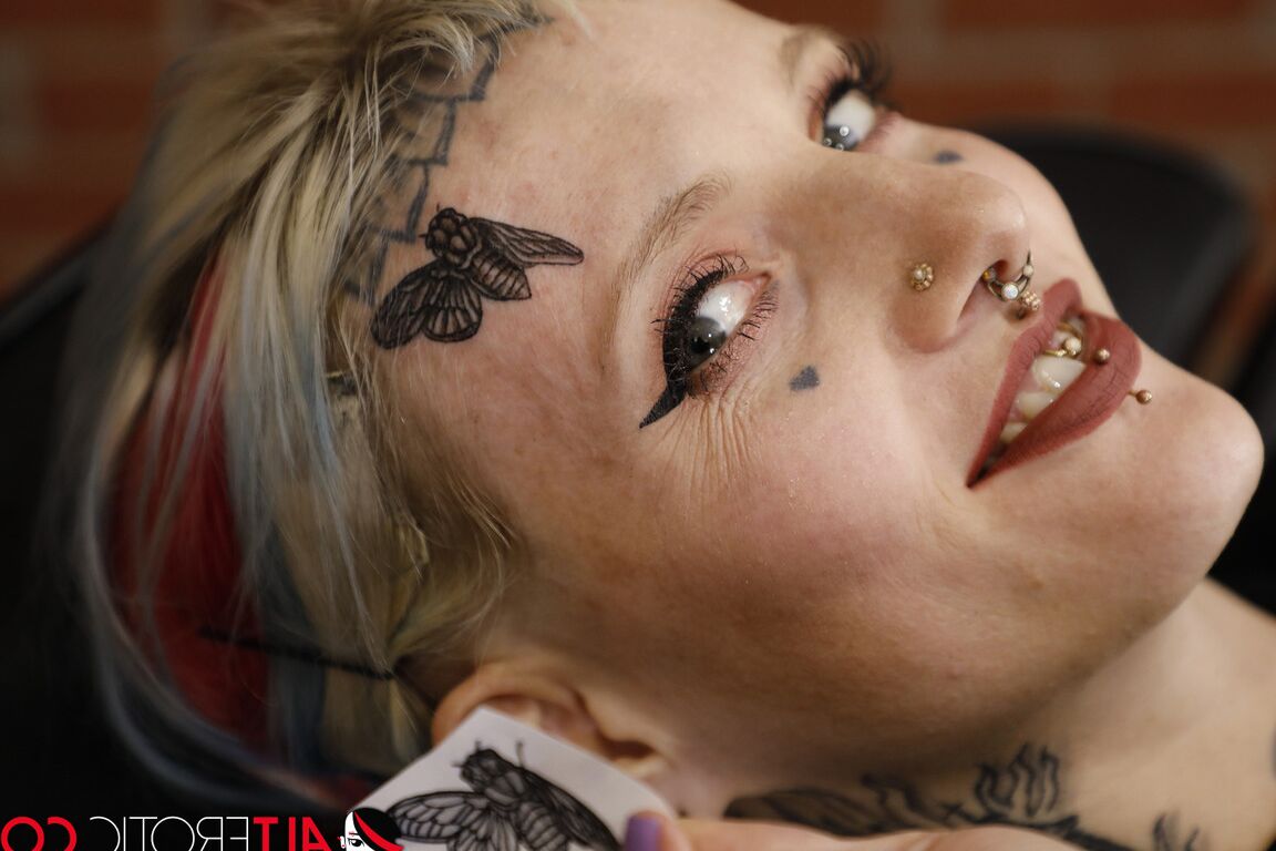 16P La rubia platino River Dawn es follada después de recibir un tatuaje en la cara