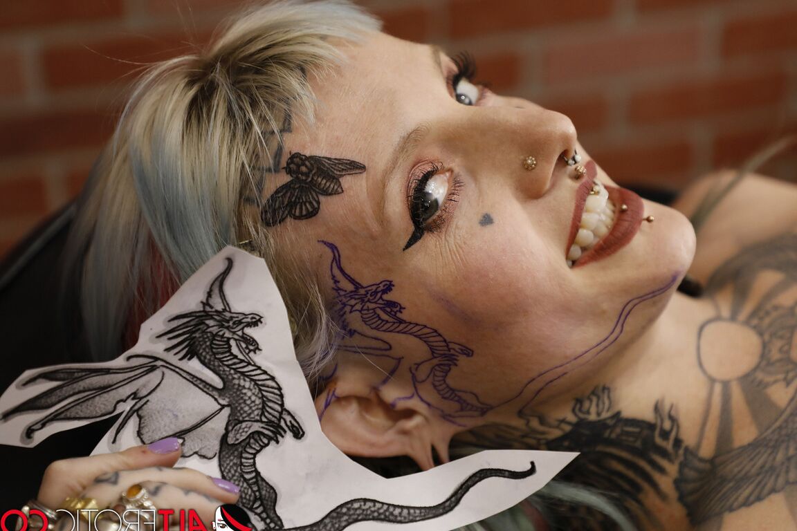 16P La rubia platino River Dawn es follada después de recibir un tatuaje en la cara