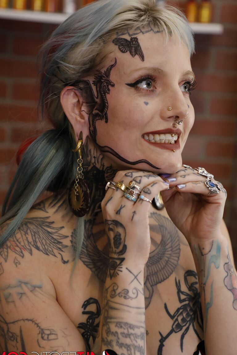 16P La rubia platino River Dawn es follada después de recibir un tatuaje en la cara