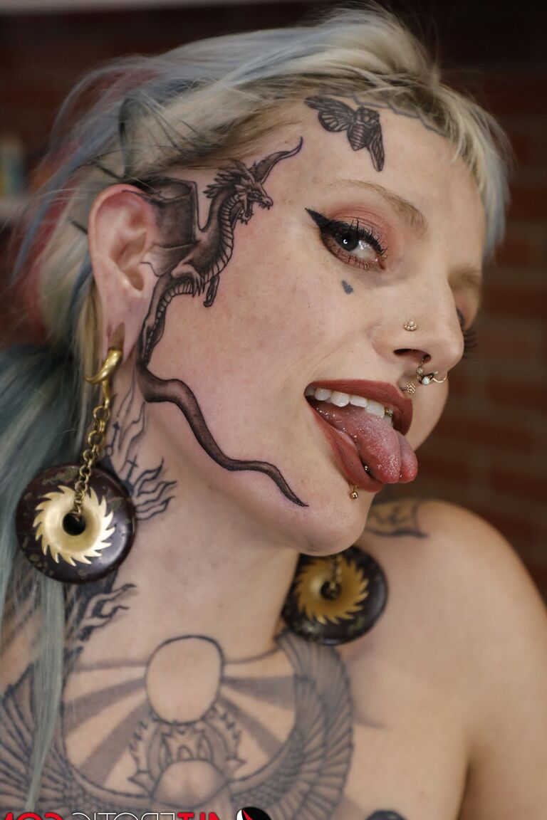 16P La rubia platino River Dawn es follada después de recibir un tatuaje en la cara