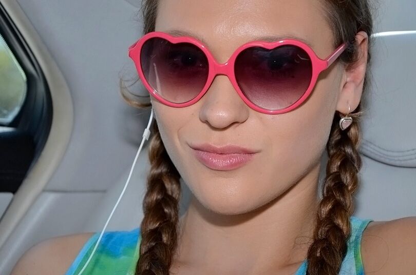 16P Adolescente sexy com tranças Callie Calypso está abrindo suas pernas finas