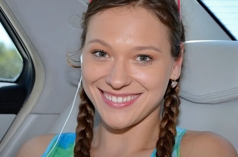 16P Adolescente sexy com tranças Callie Calypso está abrindo suas pernas finas